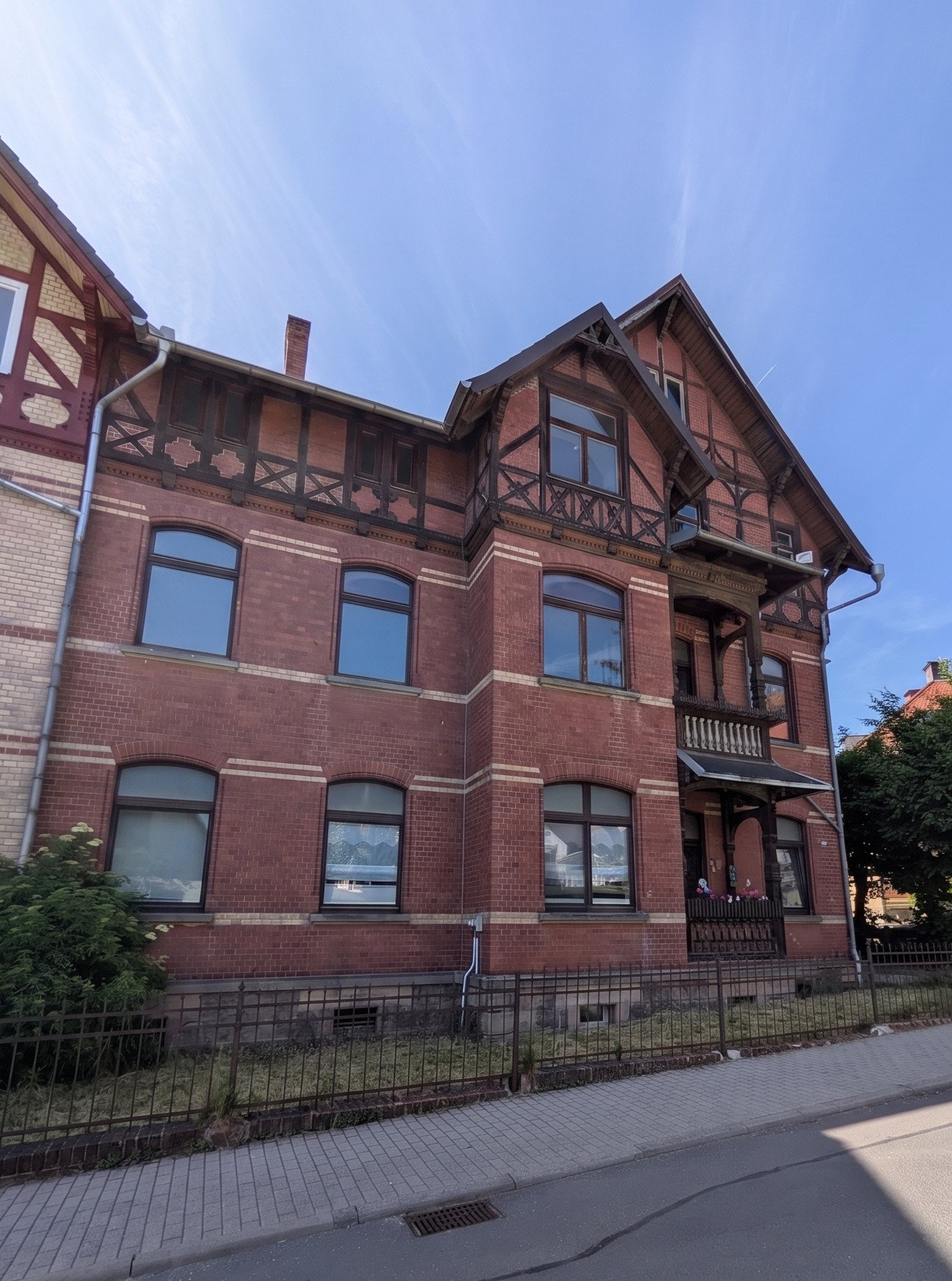 Vielseitiges Mehrfamilienhaus mit attraktivem Wertsteigerungspotenzial für Handwerker! Vielseitiges Mehrfamilienhaus mit attraktivem Wertsteigerungspotenzial für Handwerker!